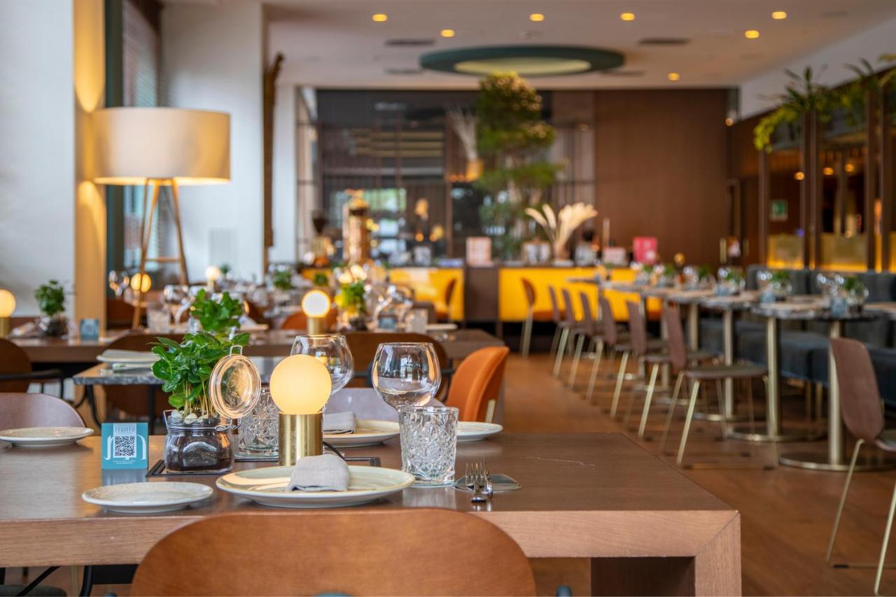 Melia Milano Hotel Exterior photo Restaurant
